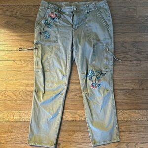 White House black market, slim crop Capri pants